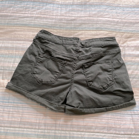 Universal Thread Olive Shorts Sz2 - Picture 2 of 5